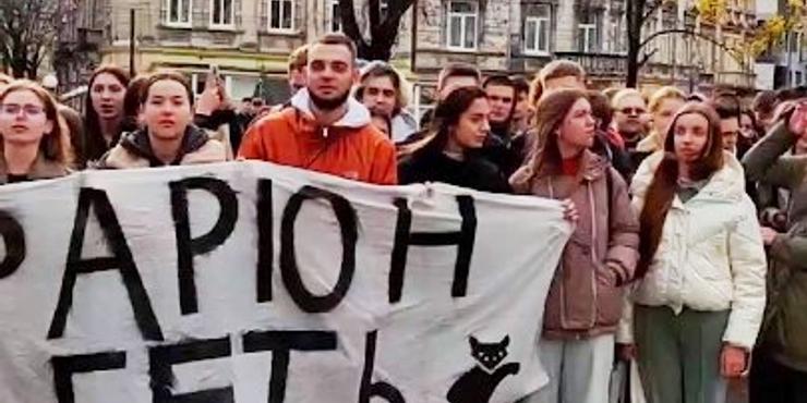 У Львові студенти вимагають звільнення скандальної екснардепки Фаріон