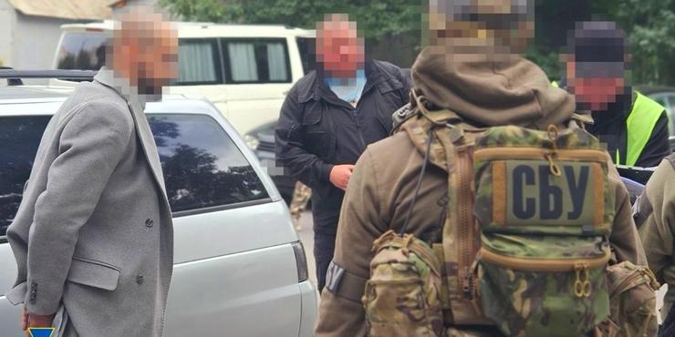 У Вінниці затримали чиновників, які «заробляли» на легалізації іноземців в Україні У Вінниці затримали чиновників, які «заробляли» на легалізації іноземців в Україні