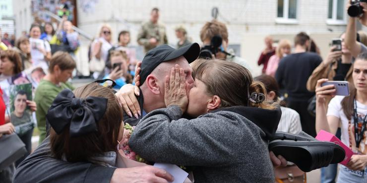 Прикордонник, який понад три роки провів у полоні росіян, розповів, що врятувало його від божевілля