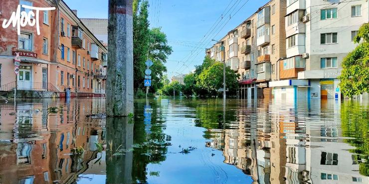 Як на ранок виглядає затоплений Херсон: вода прибуває, деякі люди відмовляються евакуюватися