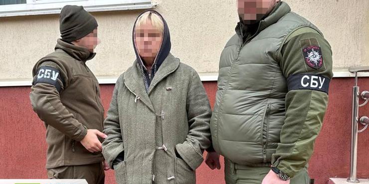 На Донеччині колишня співробітниця поліції чекала приходу окупантів і "здавала" позиції ЗСУ