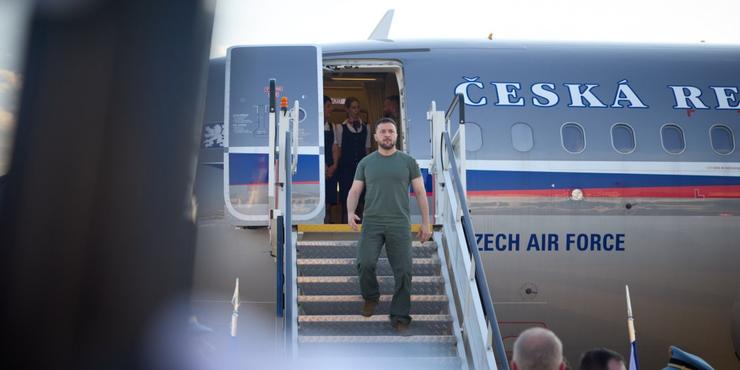 Президент України прибув на саміт НАТО: літак Зеленського приземлився у Вільнюсі