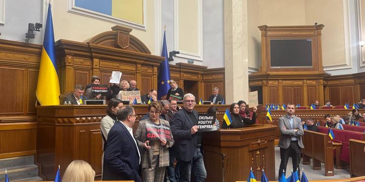 Опозиція другий день поспіль блокує трибуну у Верховній Раді: що відбувається