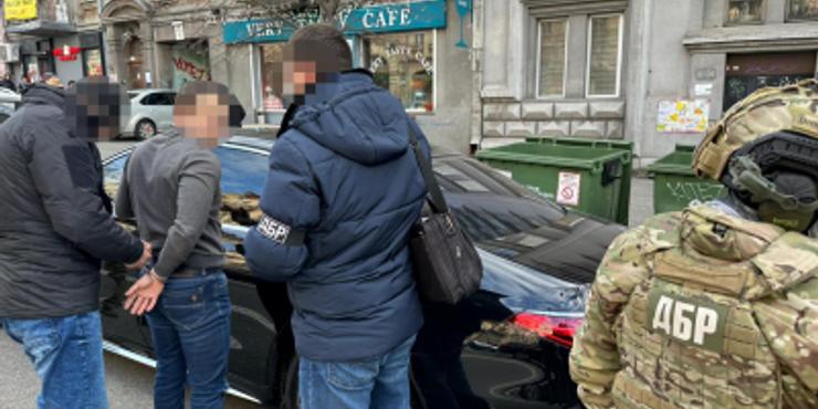 Львівський бізнесмен зірвав постачання одягу ЗСУ і намагався підкупити керівника ДБР за $500 тис.