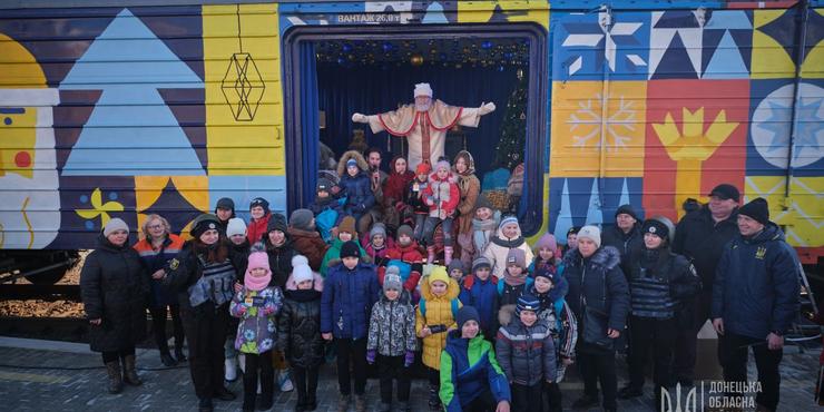 У Краматорськ і Слов'янськ прибув поїзд Святого Миколая, щоб привітати дітей