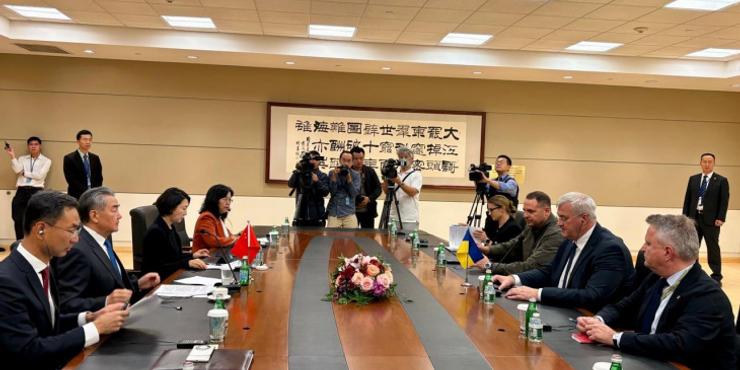 Єрмак та Сибіга зустрілися з главою МЗС Китаю: про що говорили