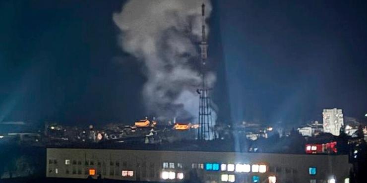 Росіяни уразили телевежу у центрі Чернігова: мешканців закликають триматися подалі