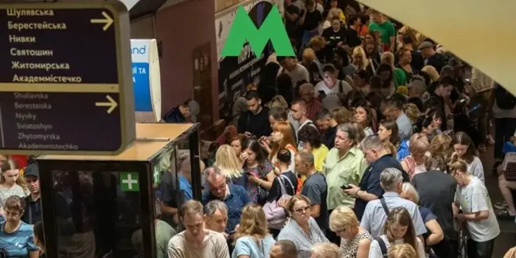 У Києві стався транспортний колапс через тривогу: Корецький вимагає терміново запустити метро Транспортний колапс в Києві