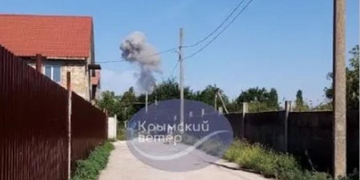 У Криму знову лунають потужні вибухи: в районі авіабази помітили “гриб” у повітрі