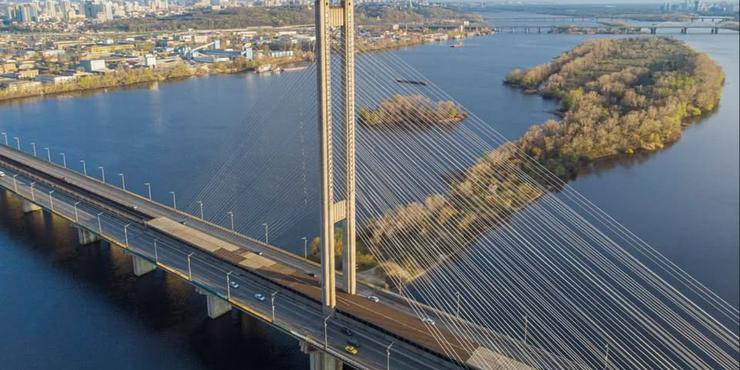 У Києві вирішили перекривати рух Південним мостом під час повітряної тривоги