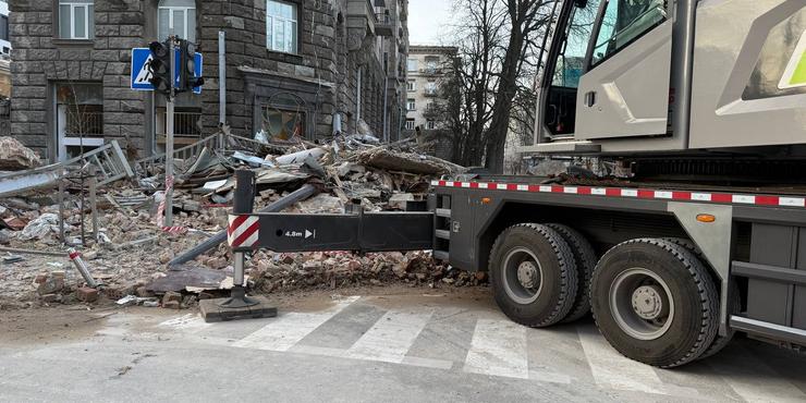 У Києві другу добу триває ліквідація наслідків атаки російських безпілотників: що відомо